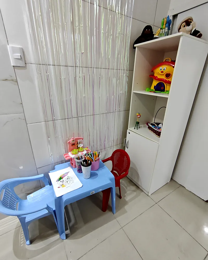 Brinquedoteca da Oral Sollution com mesinha, cadeiras infantis e brinquedos